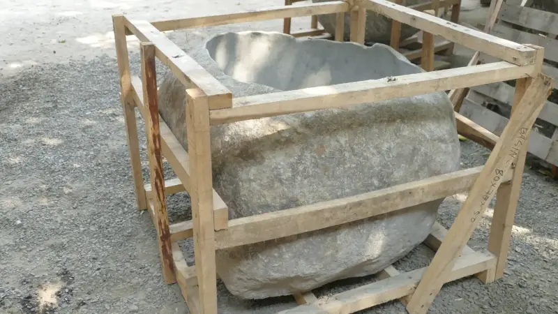 Product image 4 of the product “Basin from Riverstone, Natural surface, polished inside. Length 80 cm, Width 75 cm, Height 51 cm, Depth 39 cm. ”